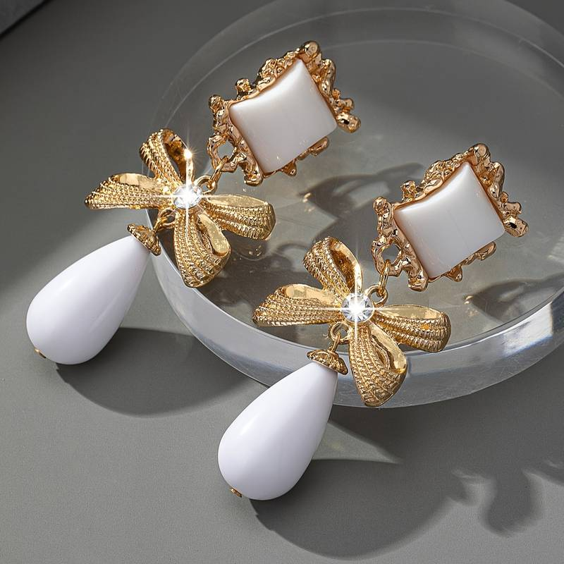 Alenya β Elegant Vintage Earrings in White and Gold for a Timeless Look