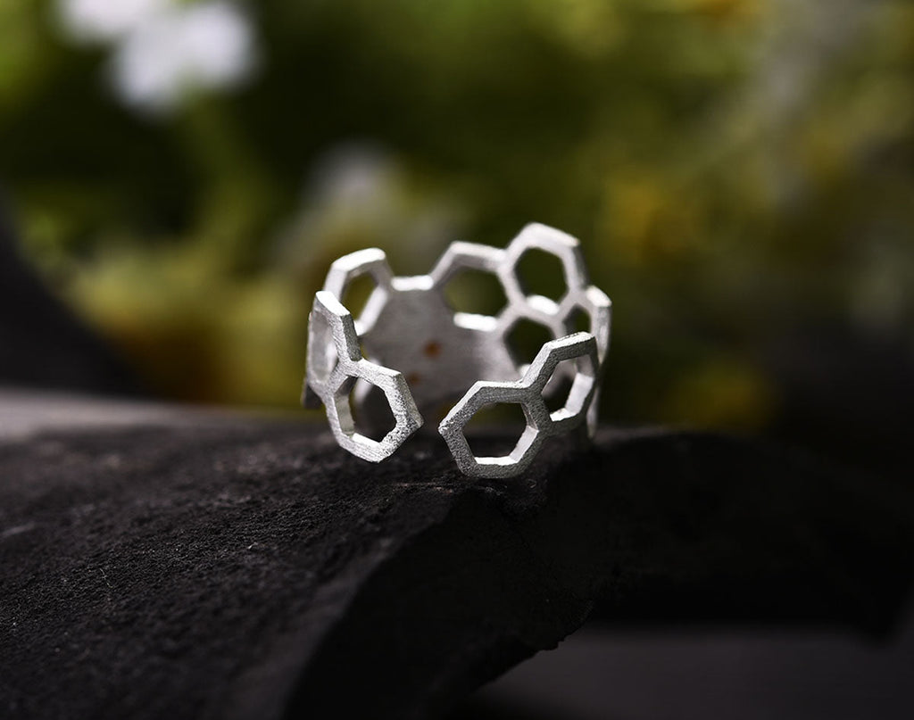 Elegant Adjustable Honeycomb Ring with 18k Gold Plating – MAEL-Westeryn
