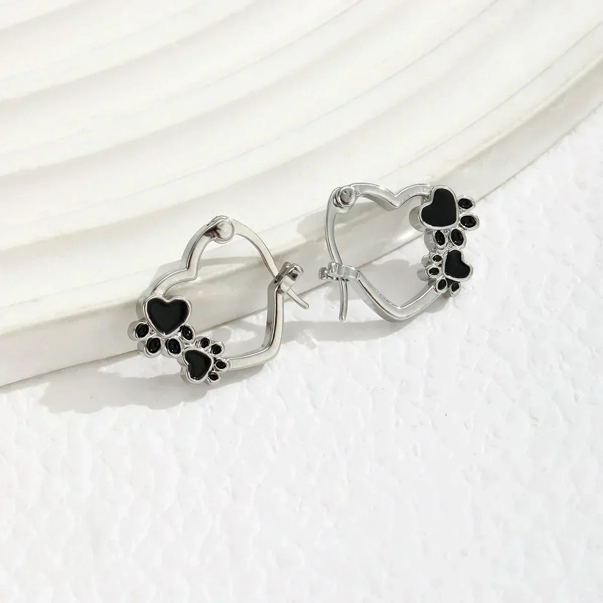 NOVA – Elegant Huggie Earrings with Heart & Paw in Silver Look and Black Enamel for a Stylish Appearance