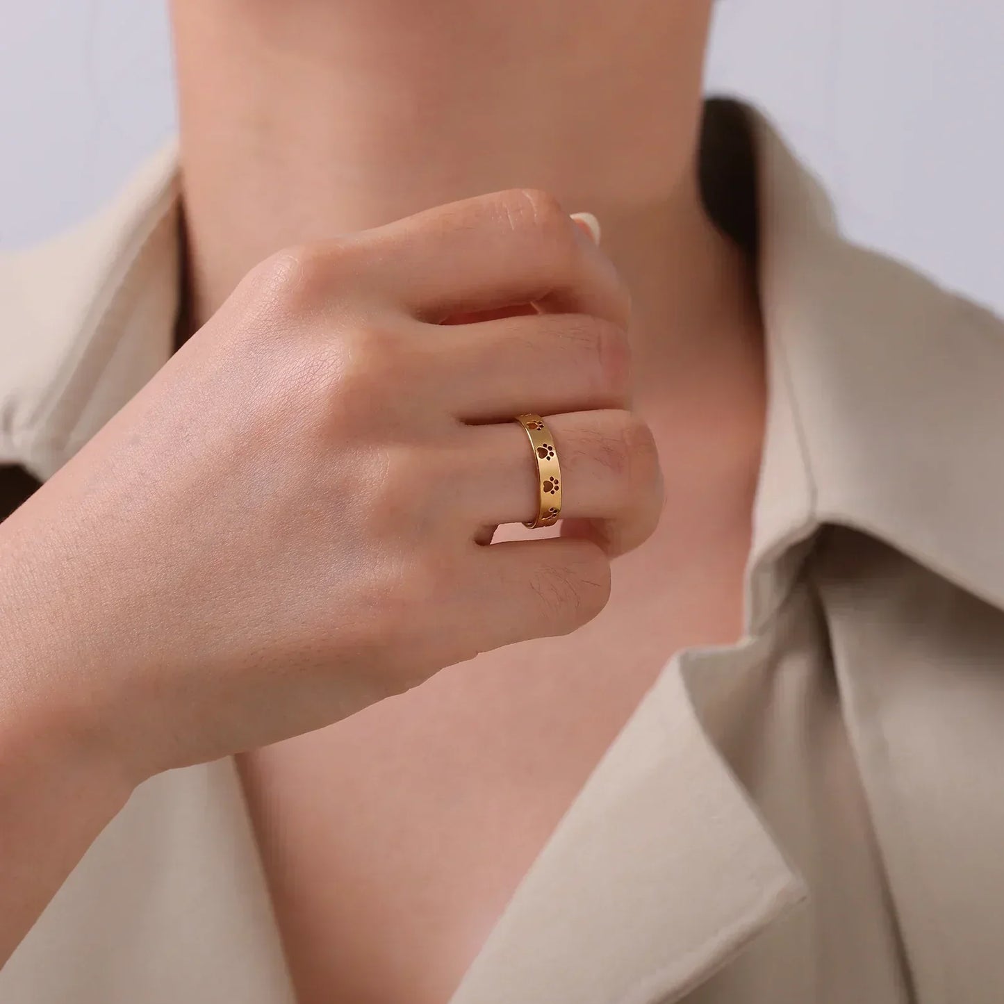 MIRAIE – Elegant Adjustable Paw Print Ring in Shiny Gold Look Made of High-Quality Stainless Steel