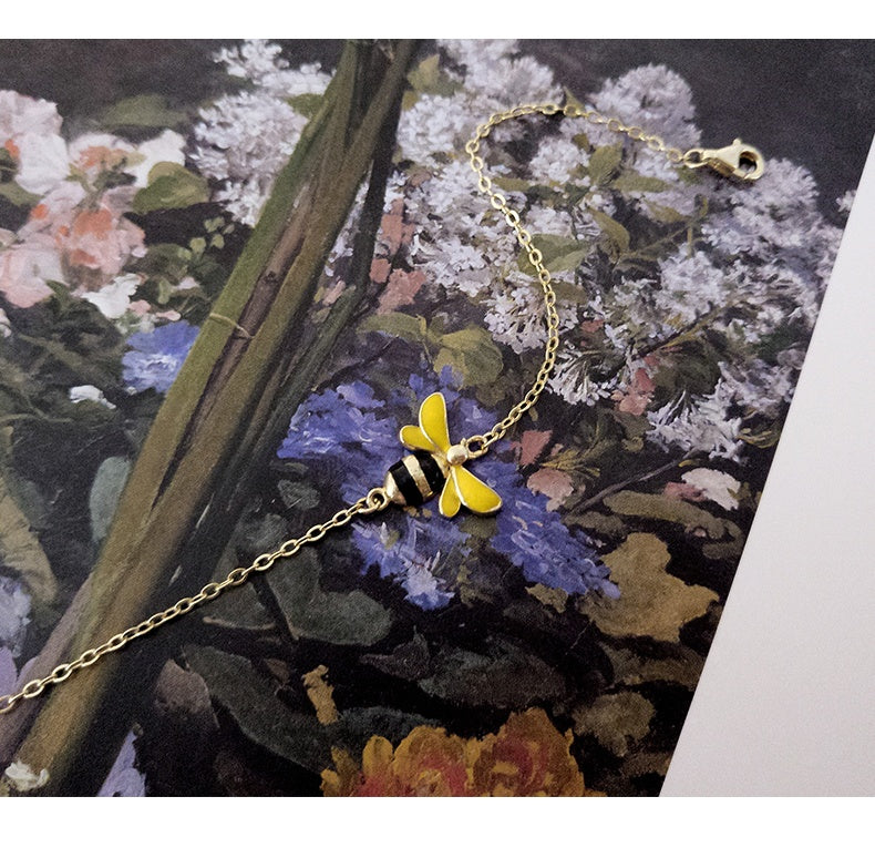 BEEA – Elegant Queen Bee Bracelet Accessory