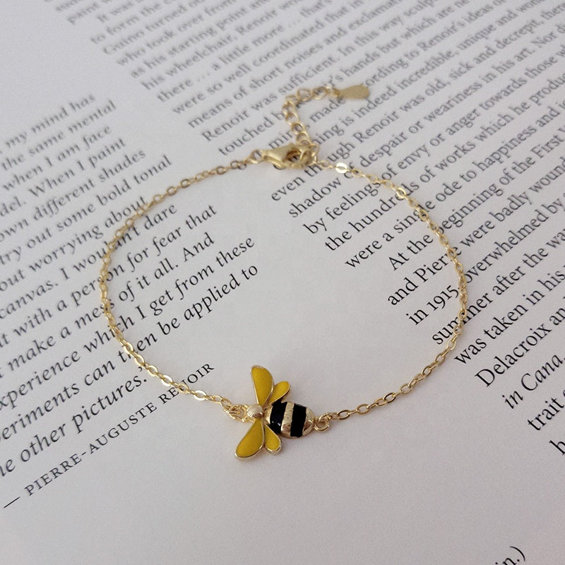 BEEA – Elegant Queen Bee Bracelet Accessory