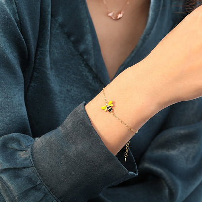 BEEA – Elegant Queen Bee Bracelet Accessory