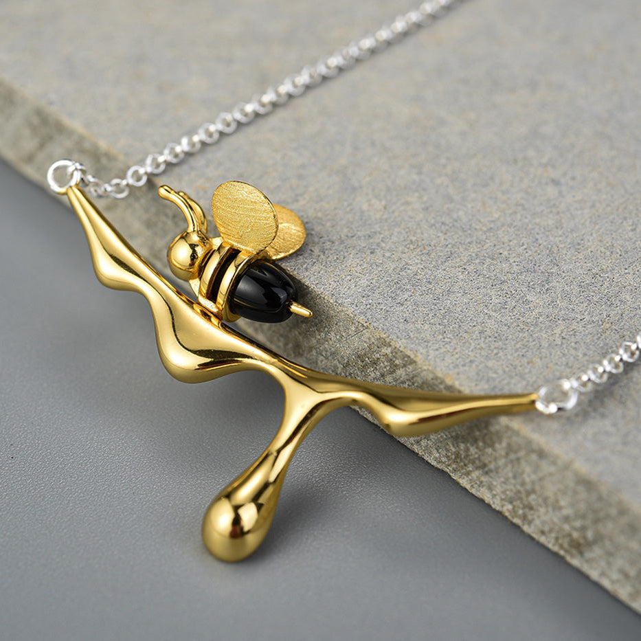 MELINA – Elegant Dripping Honey & Bee Necklace for Nature Lovers