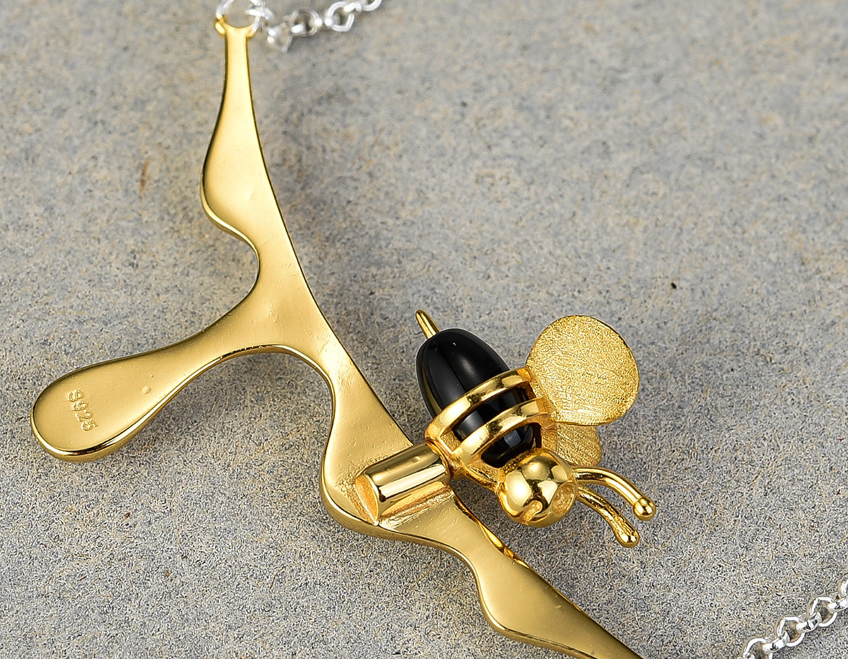 MELINA – Elegant Dripping Honey & Bee Necklace for Nature Lovers