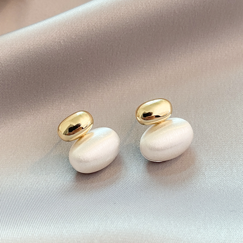 Oval Pearl Earrings in Gold-Westeryn