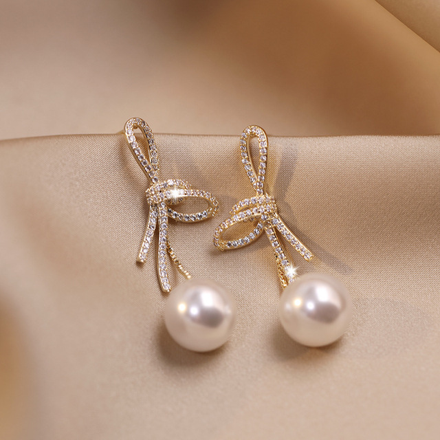 Pearl Earrings with Shiny Gold Bow-Westeryn