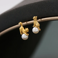 Elegant Vintage Gold Earrings with Pearl and Cat Motif – Elinora-Westeryn