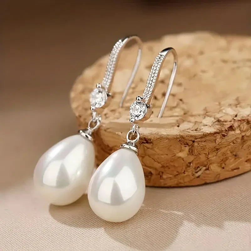 Dangling Earrings with Bright Pearls | White Gold-Westeryn